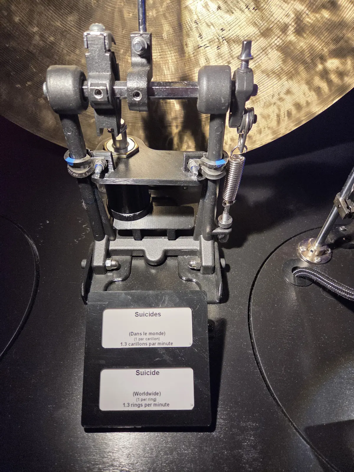 The drum-pedal mechanism on the suicides bell