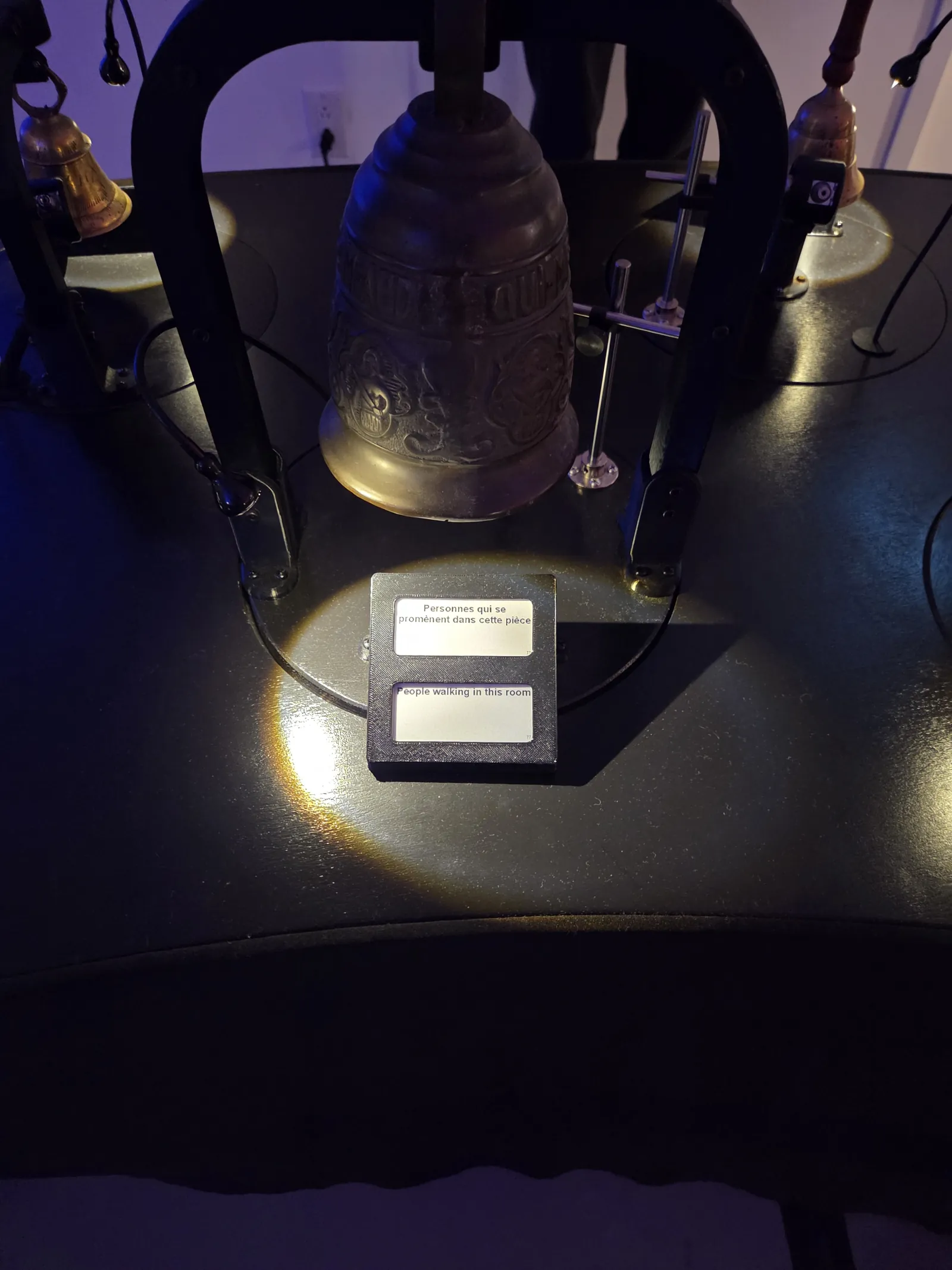 The bell that rings for the room's visitors